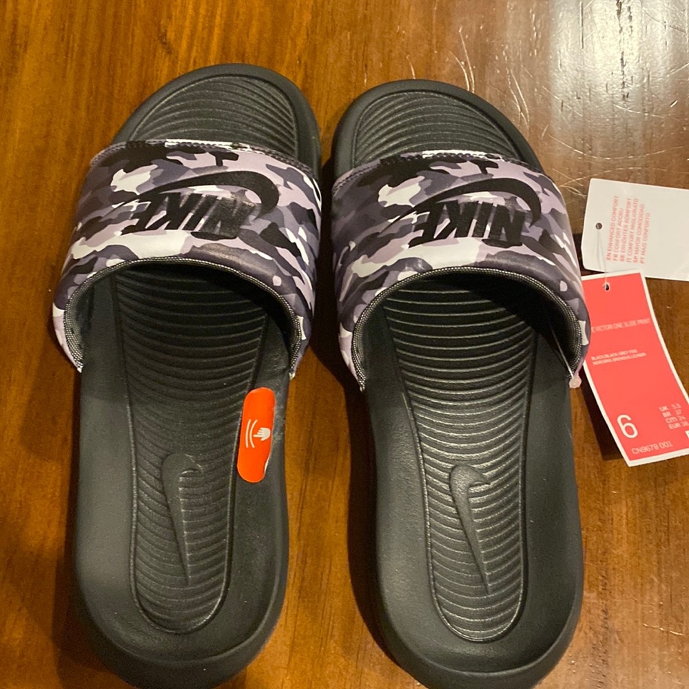 NWT Nike slides. Size 6 boys/mens. Never worn.